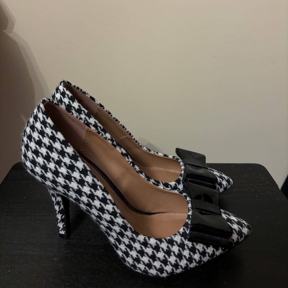 Checkered high heels with bow